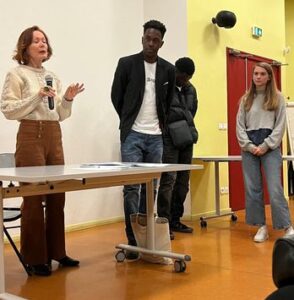 Odile présente deux témoins, Rufus et Aristote, anciens migrants mineurs non accompagnés
