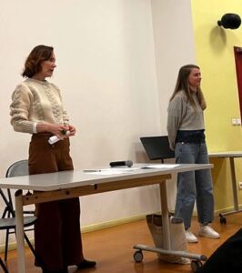 Odile bénévole de l’AOE et de la DAE et Solène de la Cimade